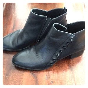 Donald Pliner Avea ankle booties